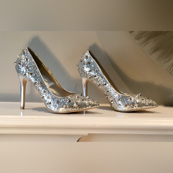 Silver spiked silver pumps. 4 “ heel. Like new. Carvela, size 6. Sexy/Kicka$$ - Picture 2 of 9